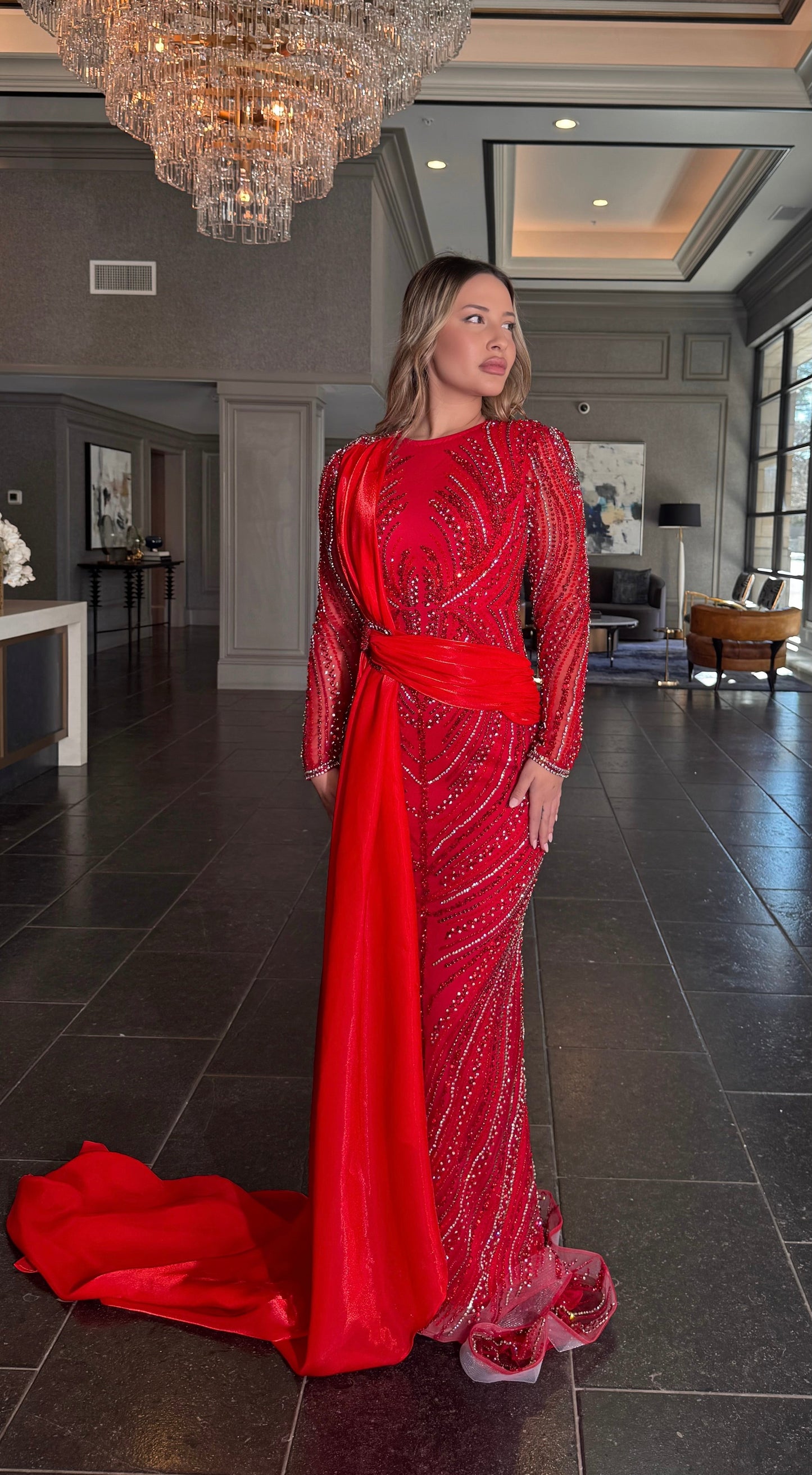 Ruba scollatura modesta con paillettes con gonna laterale lunga in organza