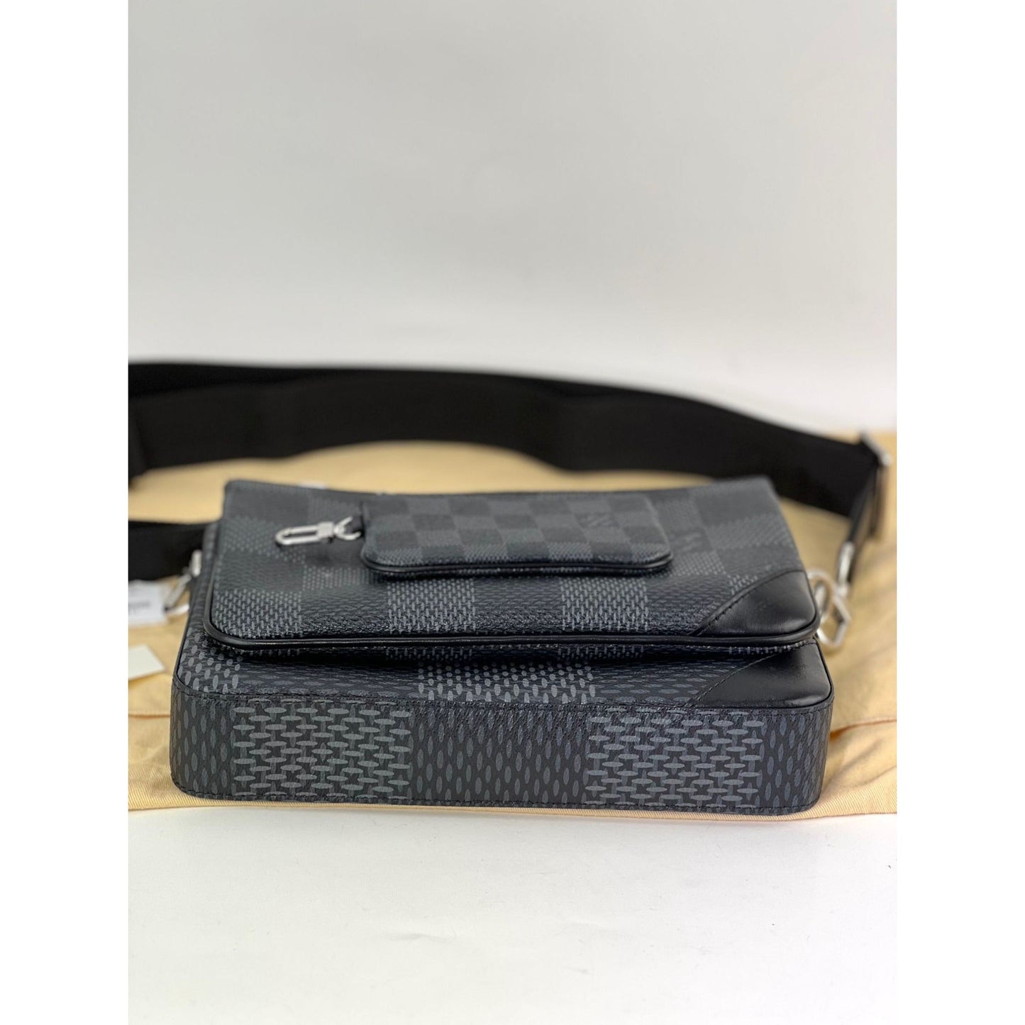 LOUIS VUITTON Trio Messenger Damier Graphite Men's Bag