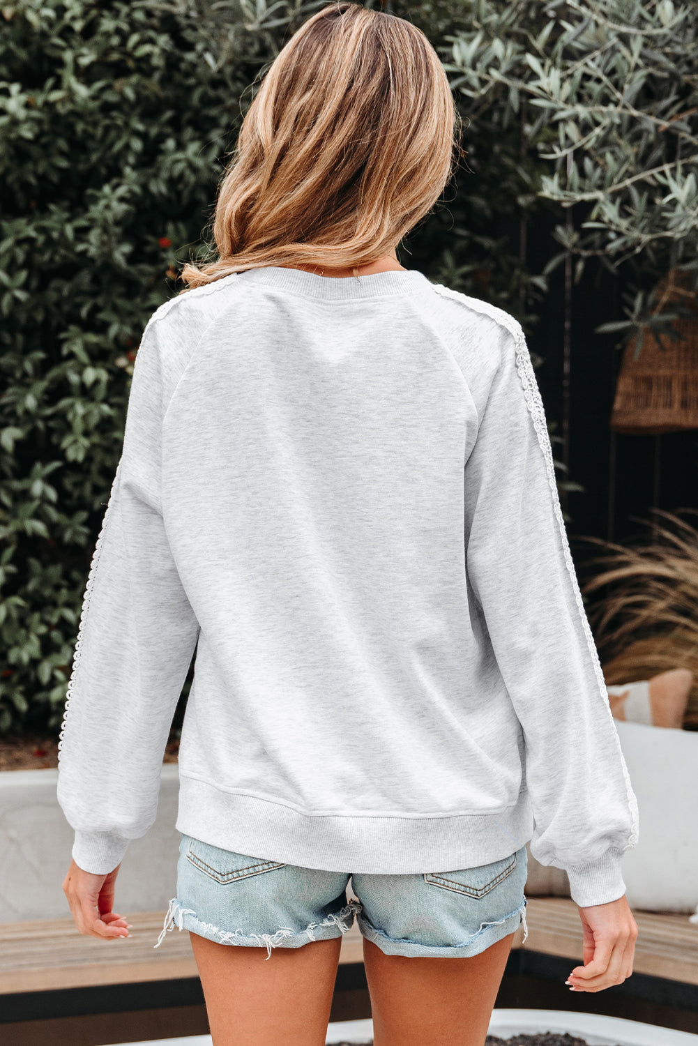 Bluza z okrągłym dekoltem, rękawami raglanowymi i koronkowym wzorem patchworkowym Peyton