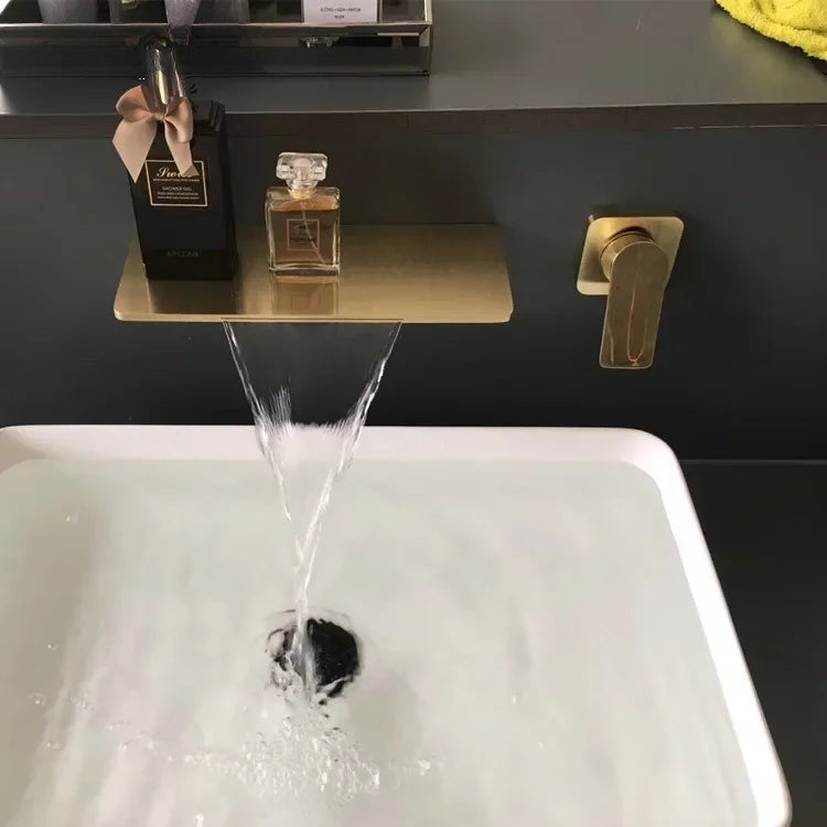 LIVIA | Grifo de Cascada Romano