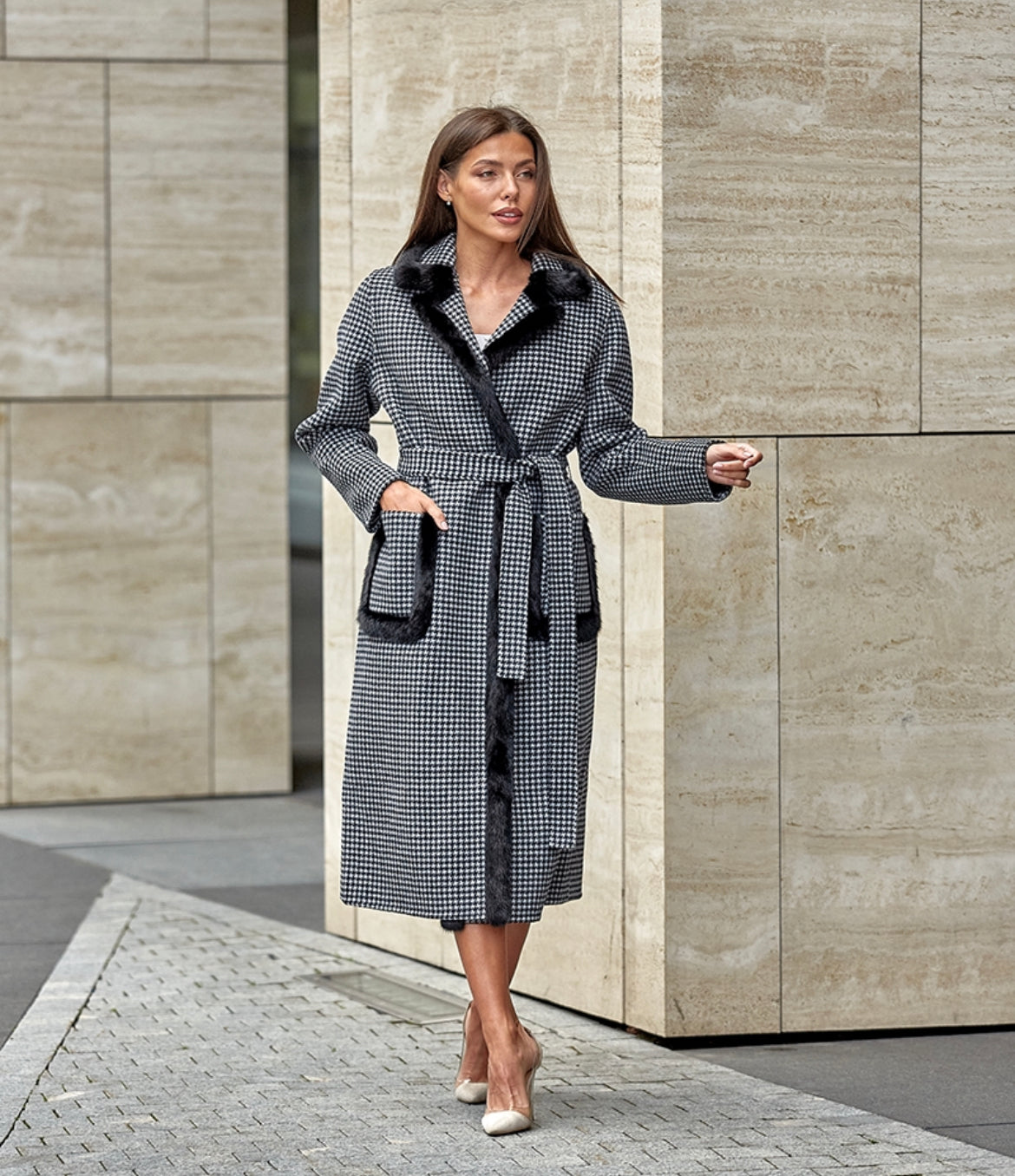 Płaszcz wełniany z prawdziwym skandynawskim futrem z norek