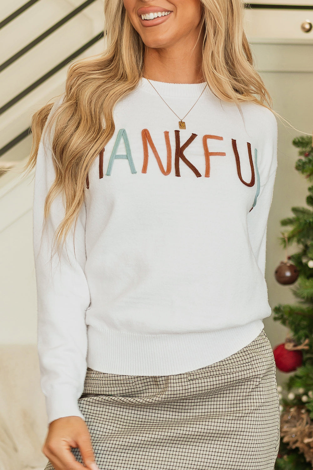 Haftowany sweter Thankful