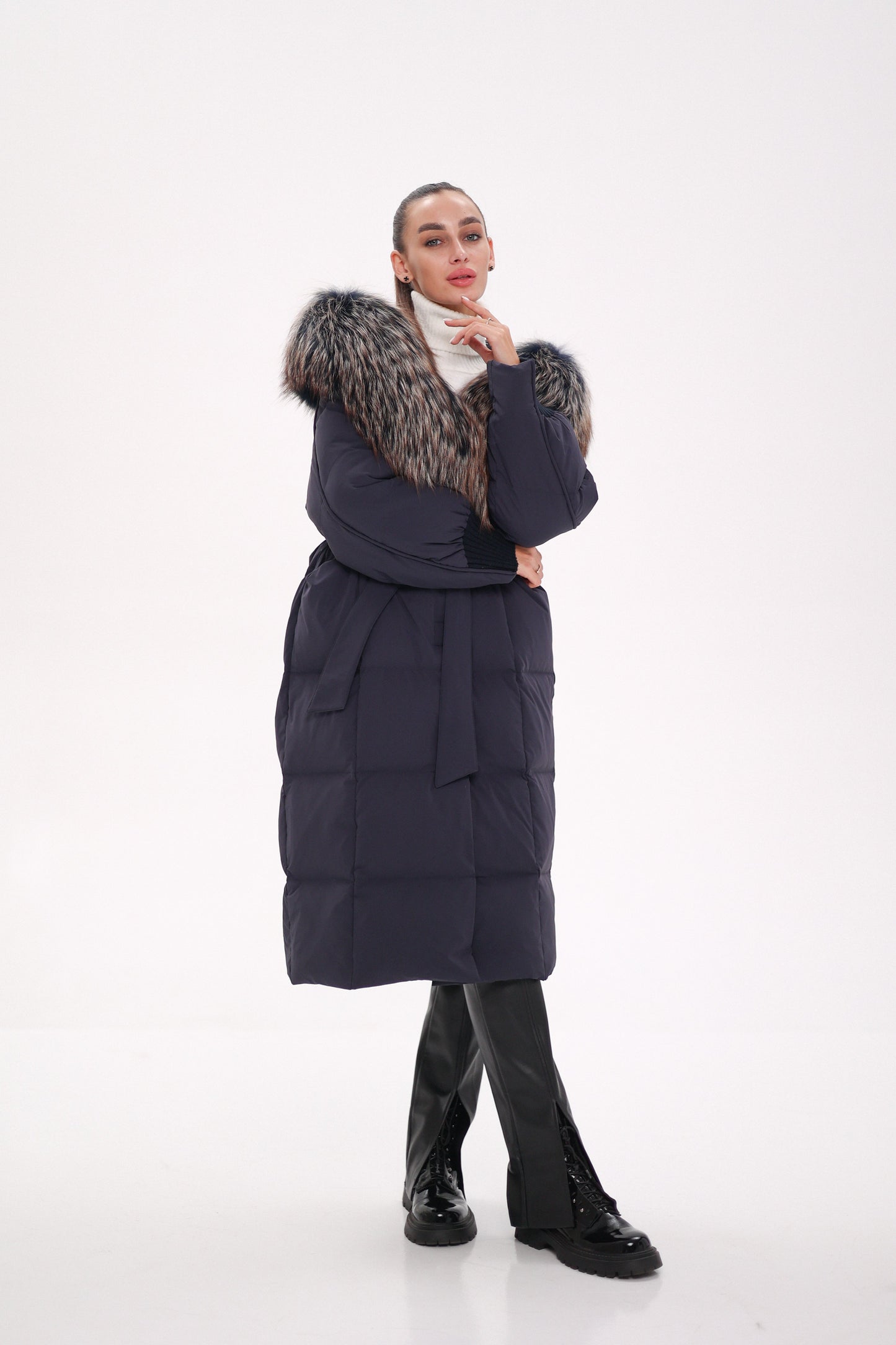 Cappotto imbottito con cappuccio e rifinitura in pelliccia autentica Rei, colore blu navy