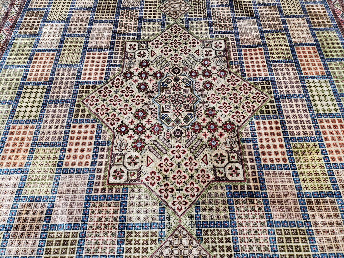 Sino-persisk silketeppe 6,4 x 9,9, svært fint håndknyttet teppe, paneldesign i flere farger, silketuster på silkebase, håndlaget vintage