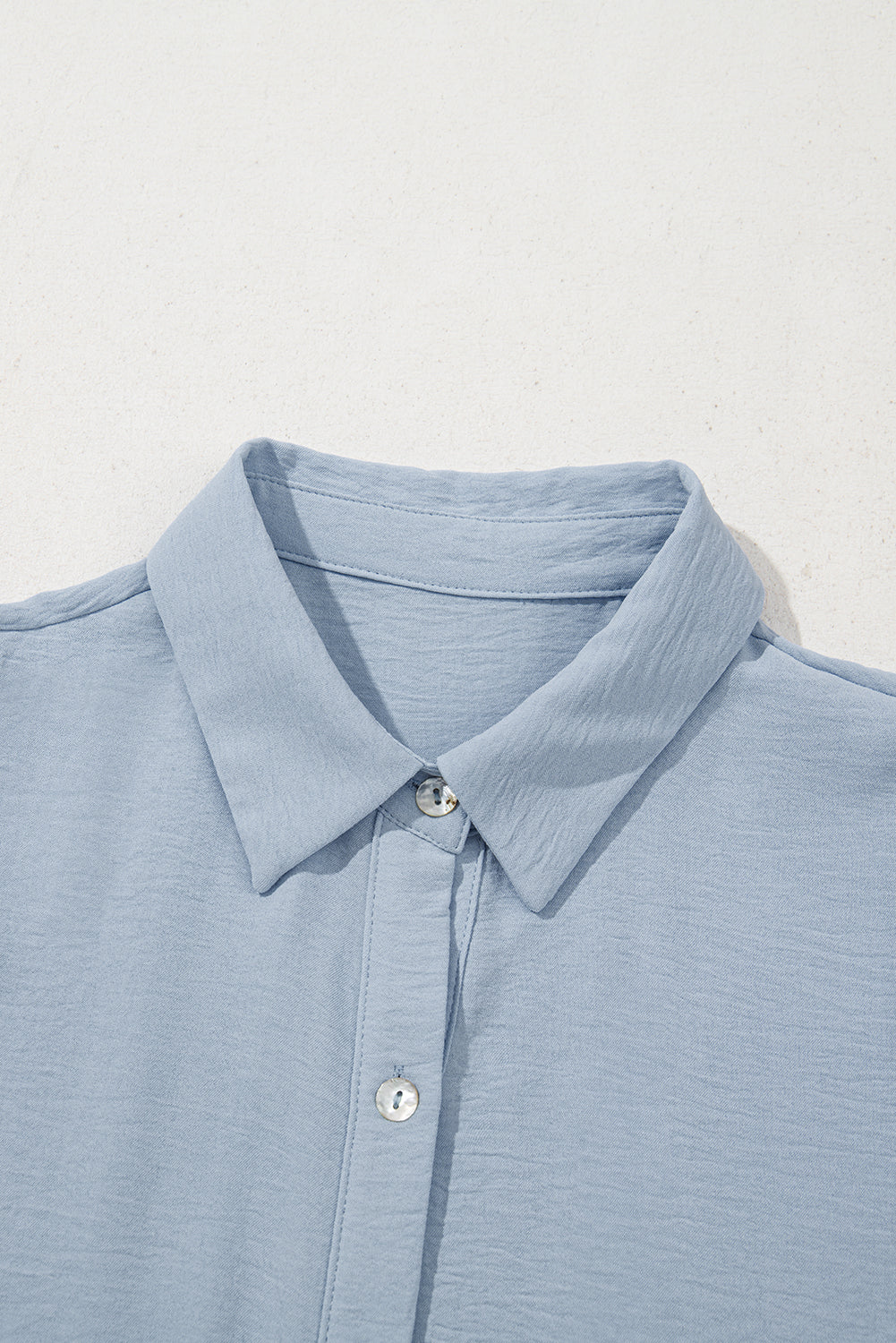 Vestito a balze con colletto camicia Arya, bottoni e maniche a sbuffo