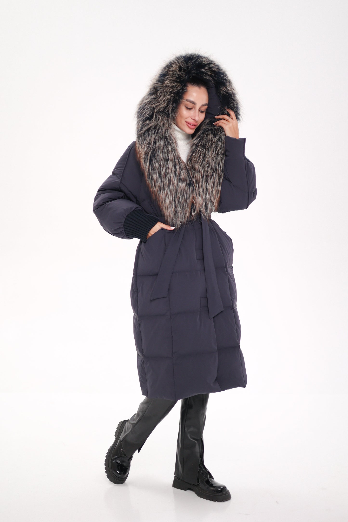 Cappotto imbottito con cappuccio e rifinitura in pelliccia autentica Rei, colore blu navy