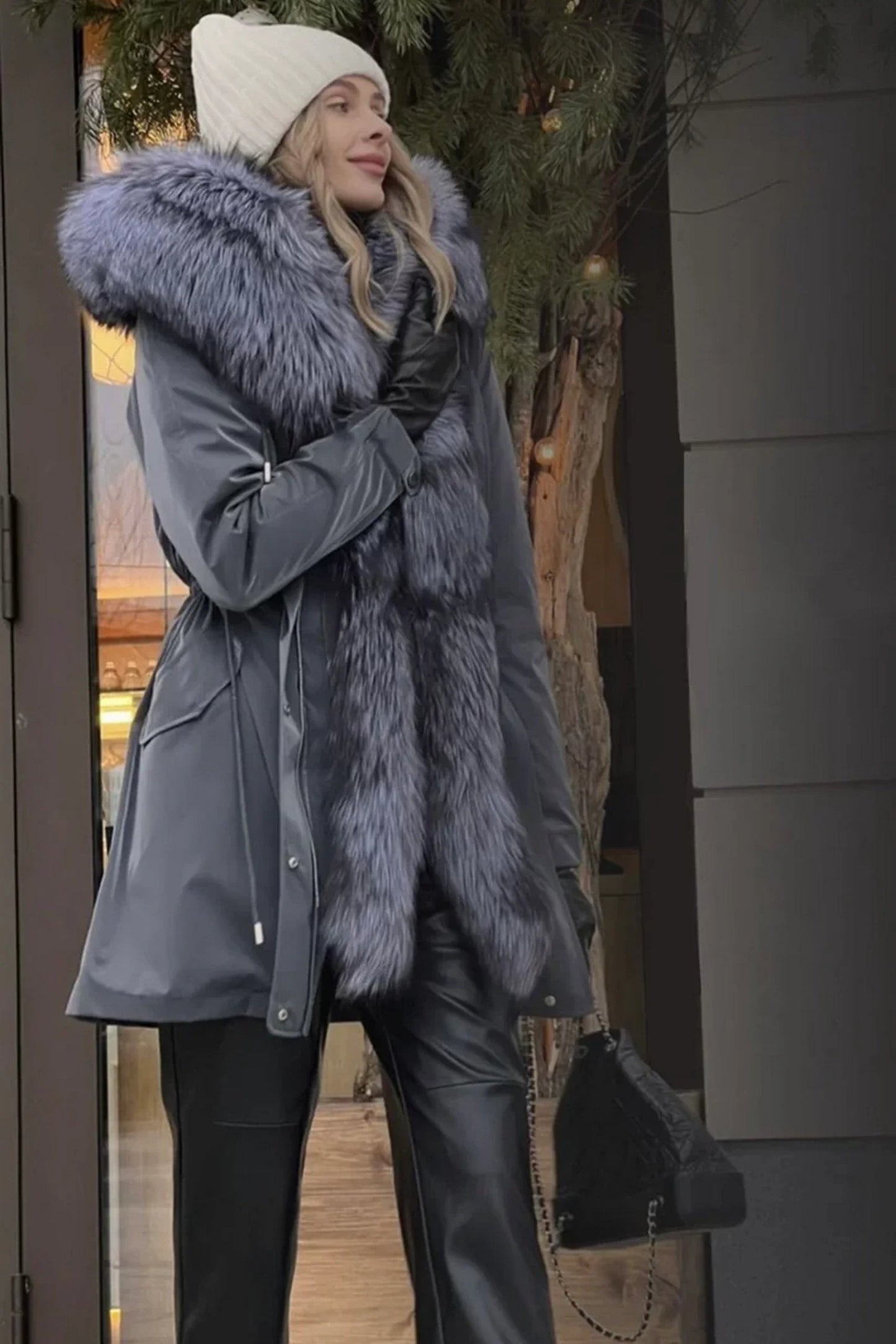 Ekte sølvrev helforet hette kanin isolert parka