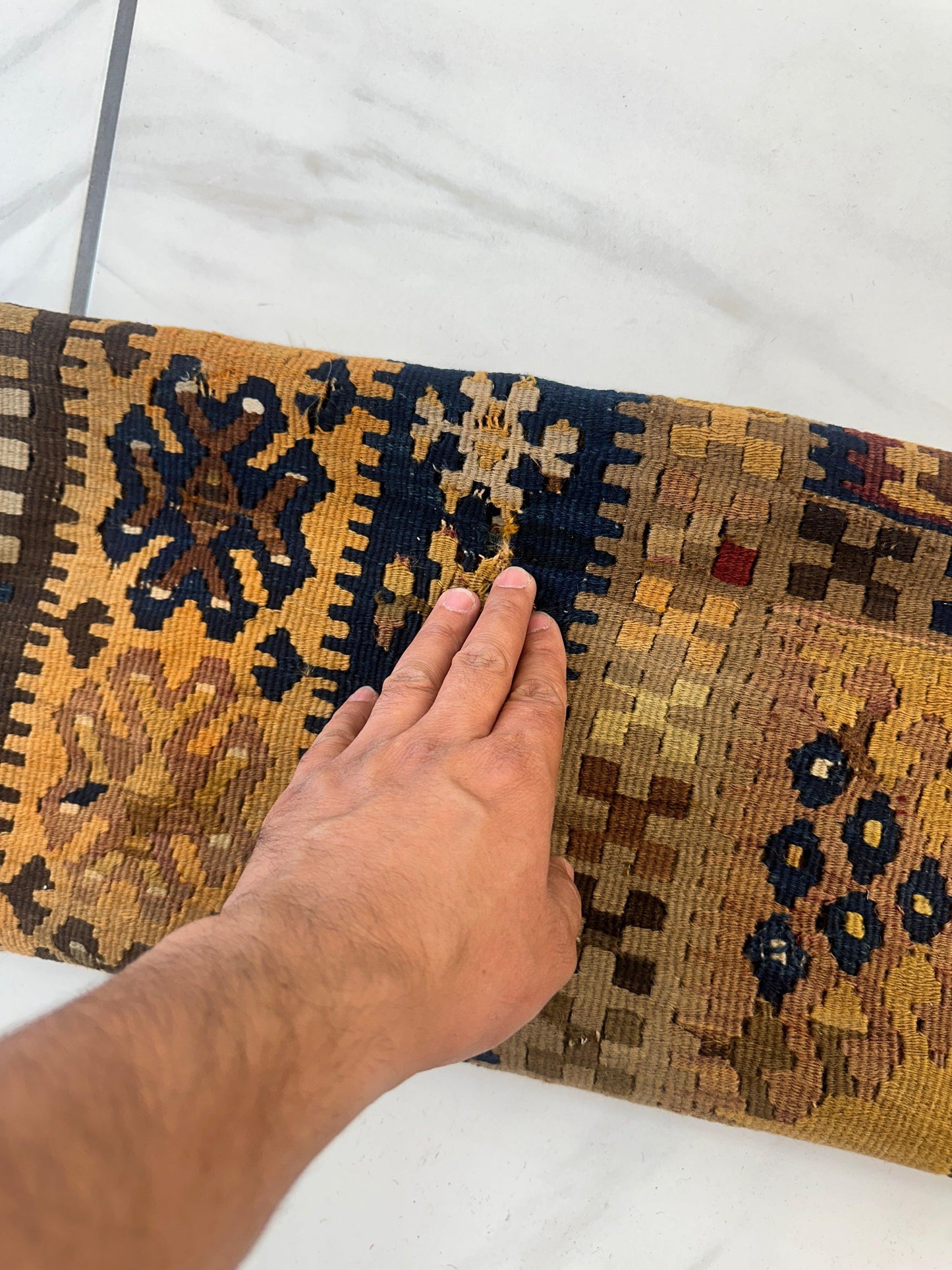 Antyczny anatolijski wełniany dywan modlitewny 4’ x 6’6”