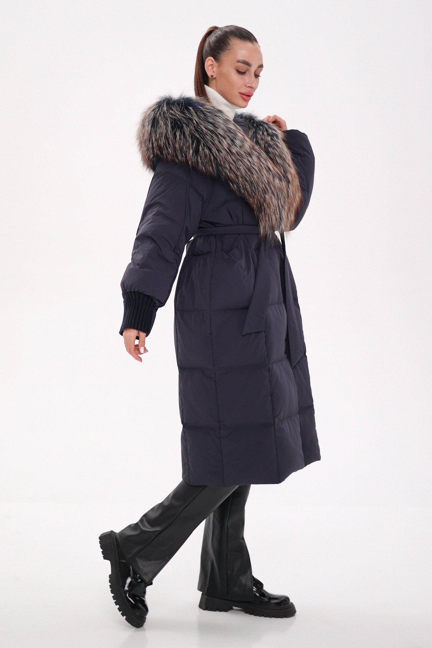 Cappotto imbottito con cappuccio e rifinitura in pelliccia autentica Rei, colore blu navy