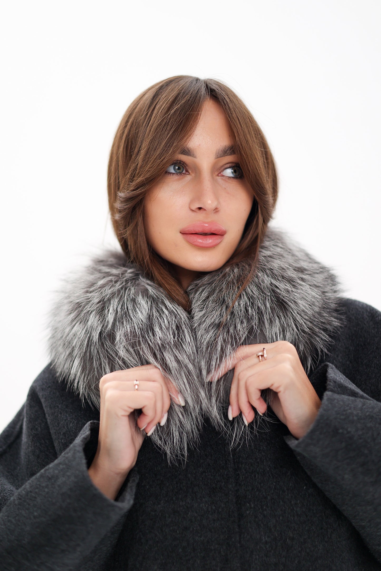 Manteau en laine vierge avec fourrure de renard argenté authentique