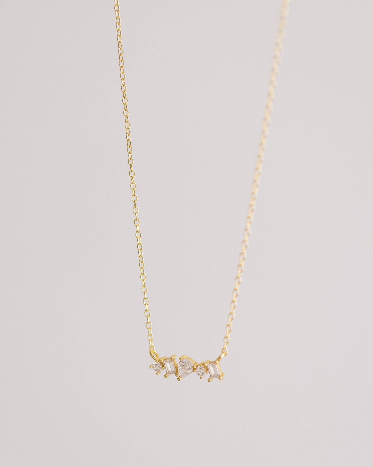 Halsband med guldkristallstav