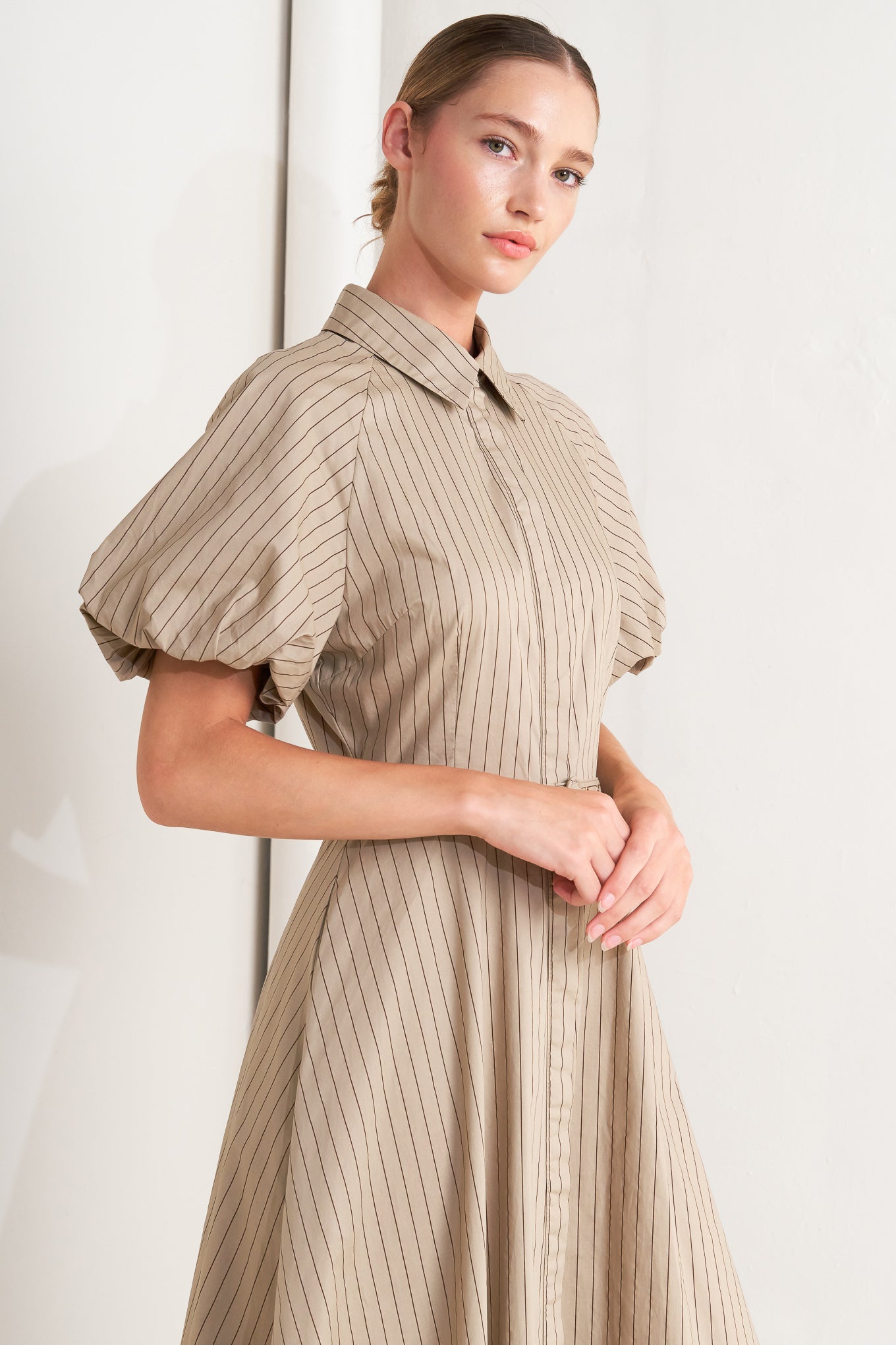 Vestito midi classico neutro in tessuto intrecciato
