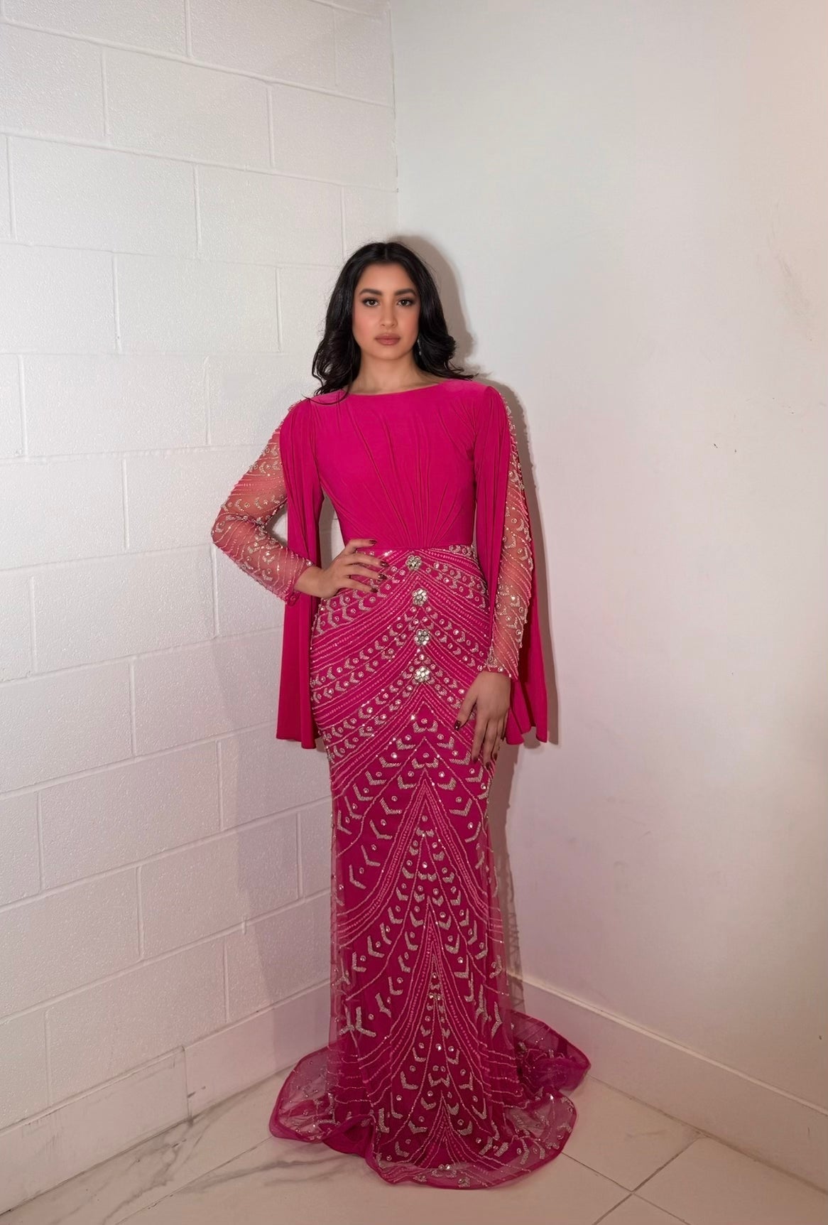 Vestido de noche modesto dramático de manga larga adornado Hosai