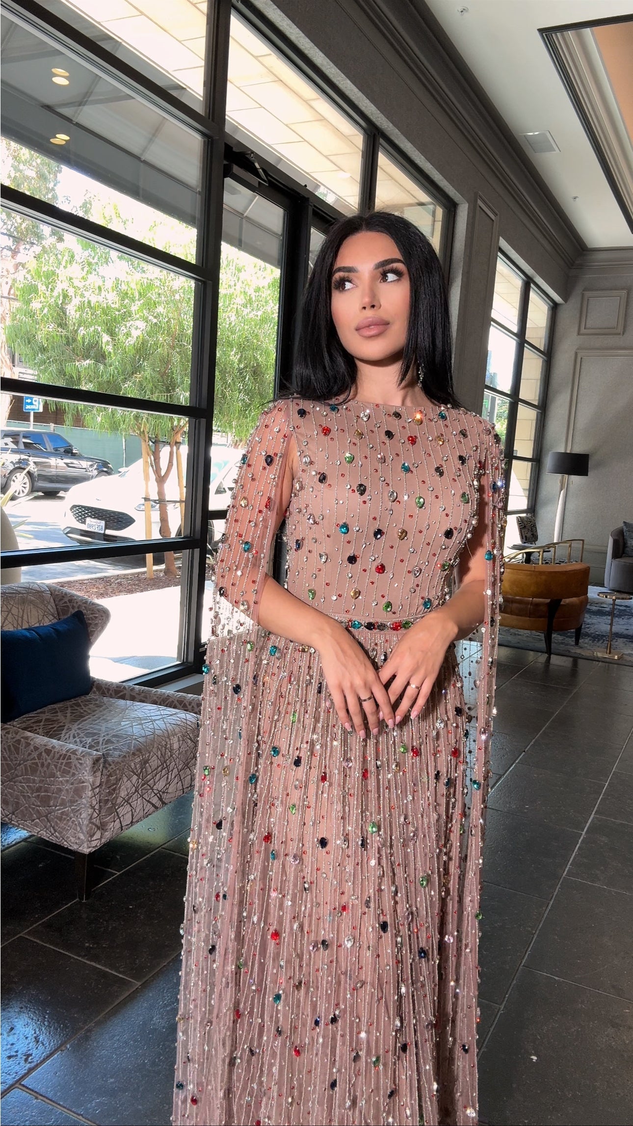 Robe modeste ligne A à manches cape ornée de perles multicolore Ayah
