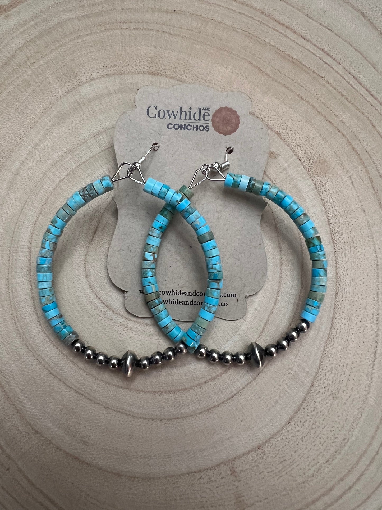 Creolen mit Türkis- und Sterlingsilber-Perlen & Untertasse
