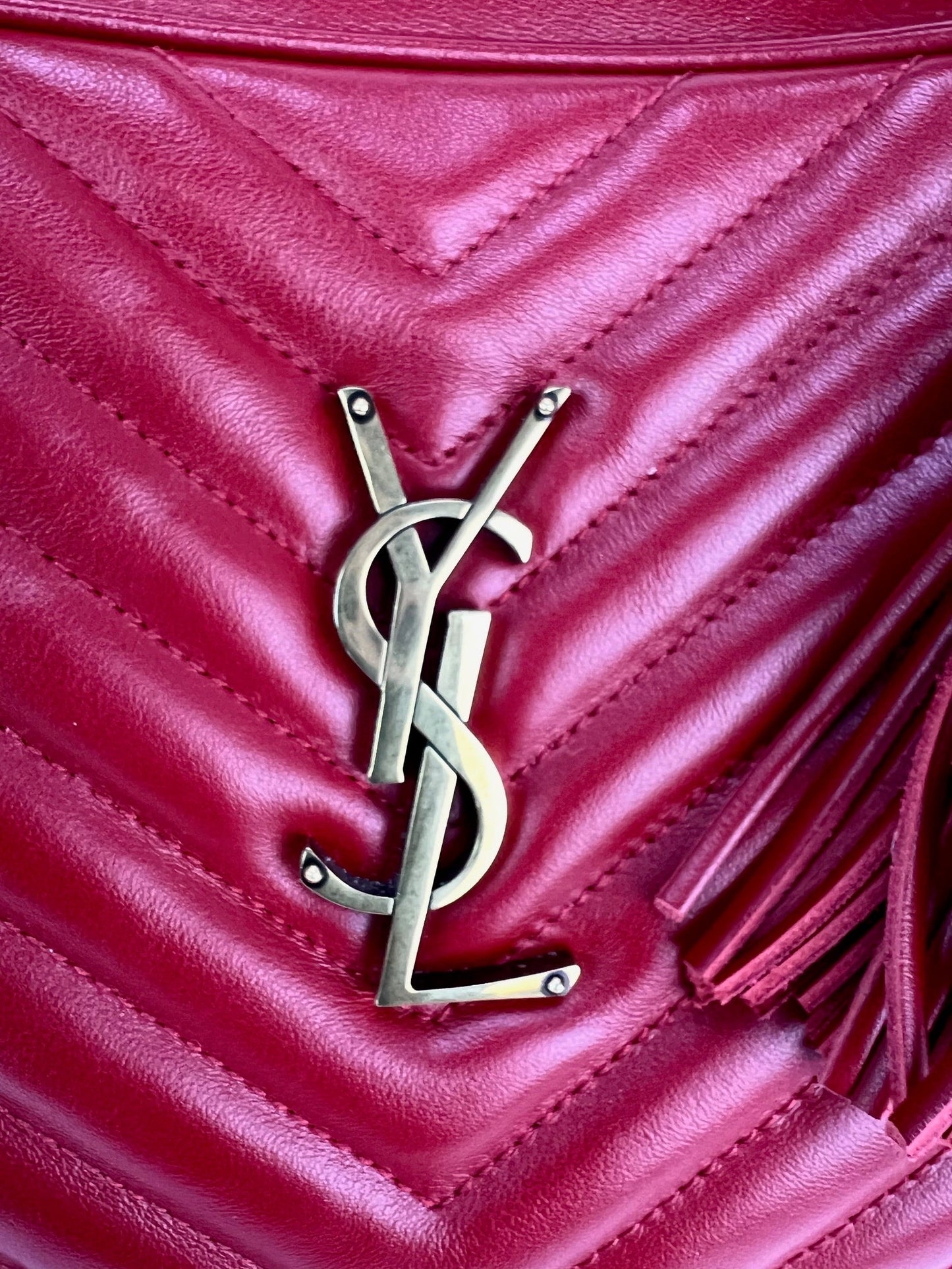 YVES SAINT LAURENT Borsa a tracolla rossa Lou in pelle di vitello Matelassé