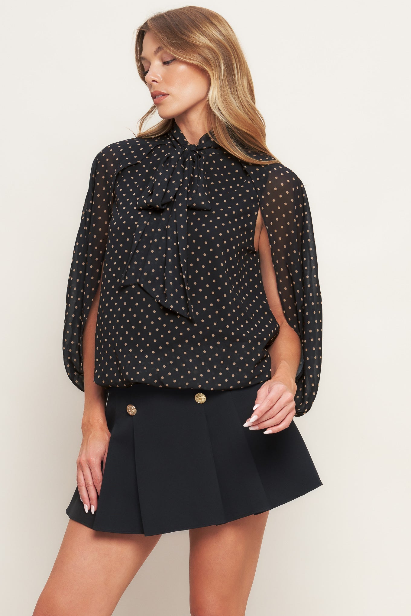 Top intrecciato chic a pois di mezzanotte