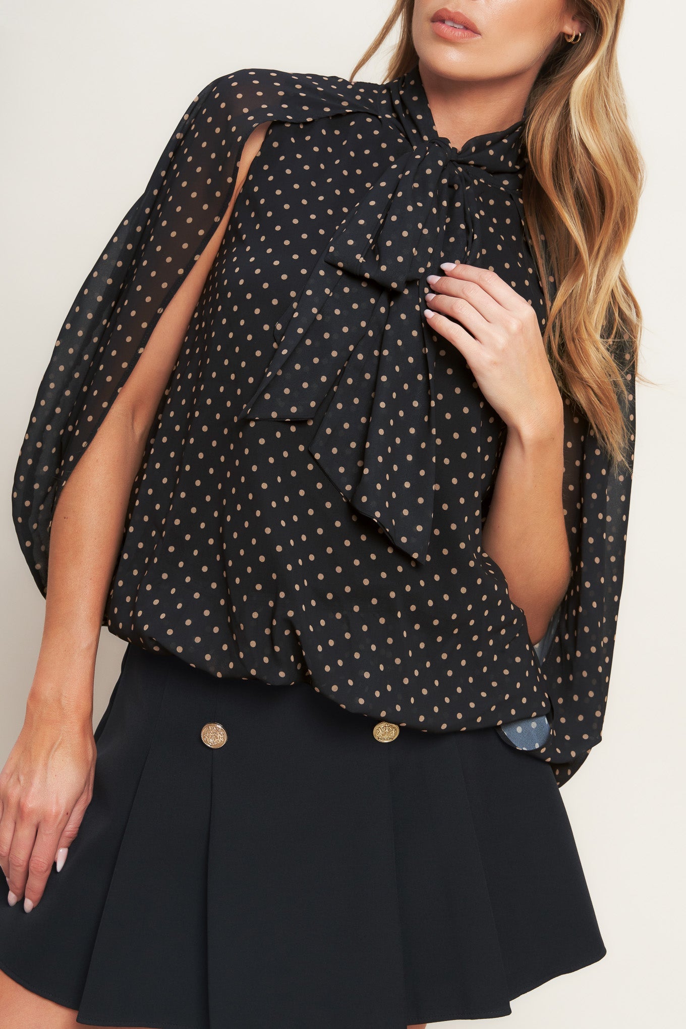 Top intrecciato chic a pois di mezzanotte