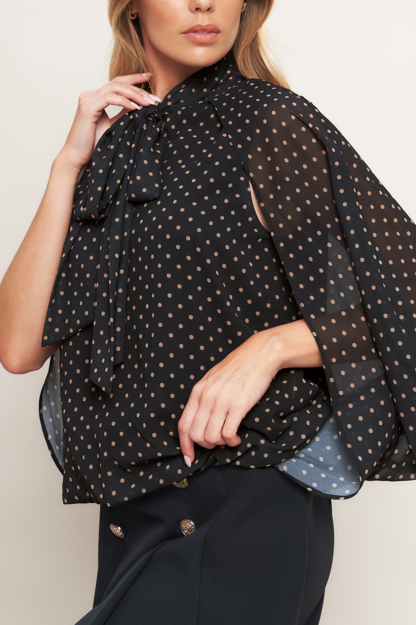 Top intrecciato chic a pois di mezzanotte