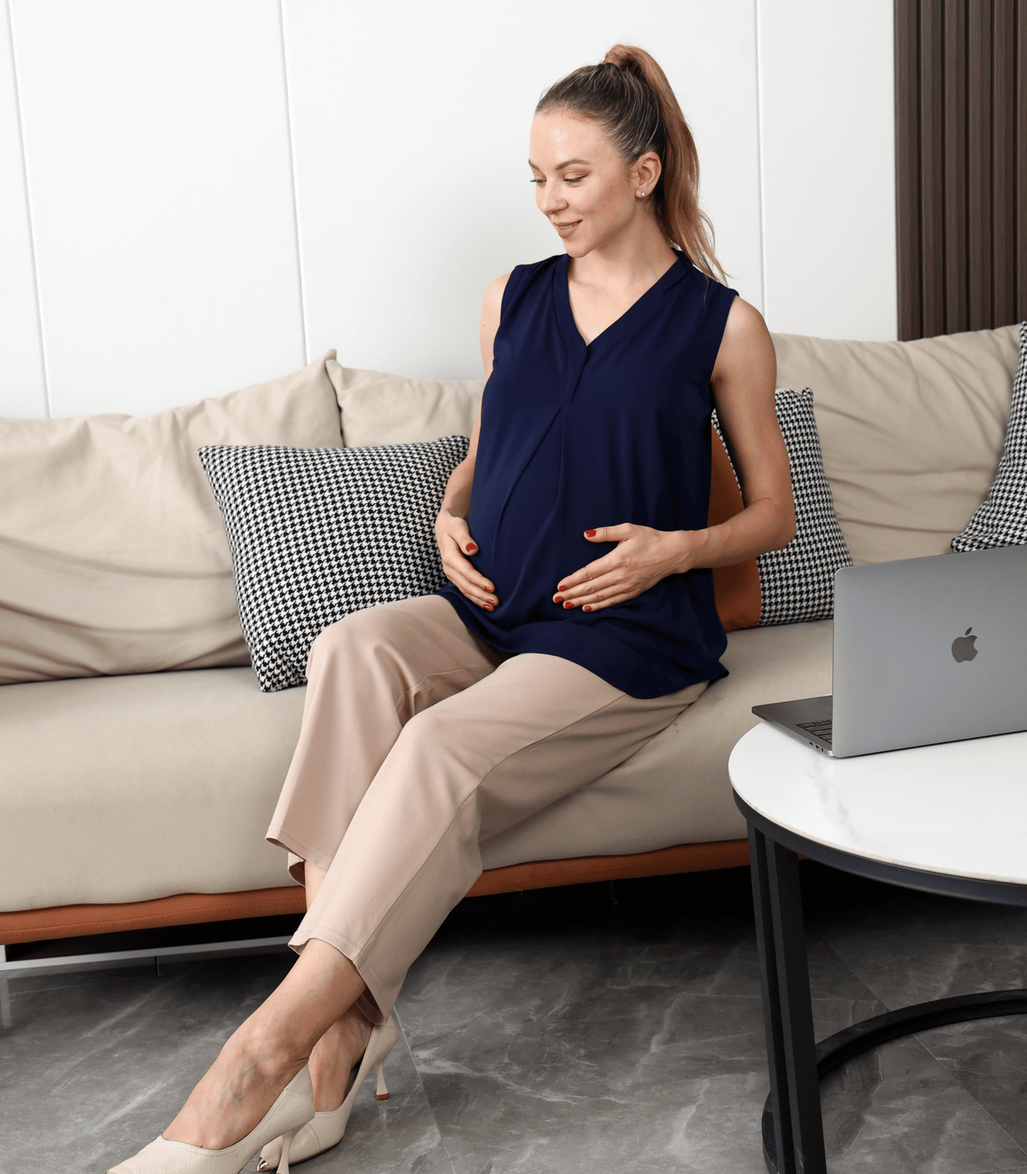 Camicetta premaman con scollo a V e pieghe frontali