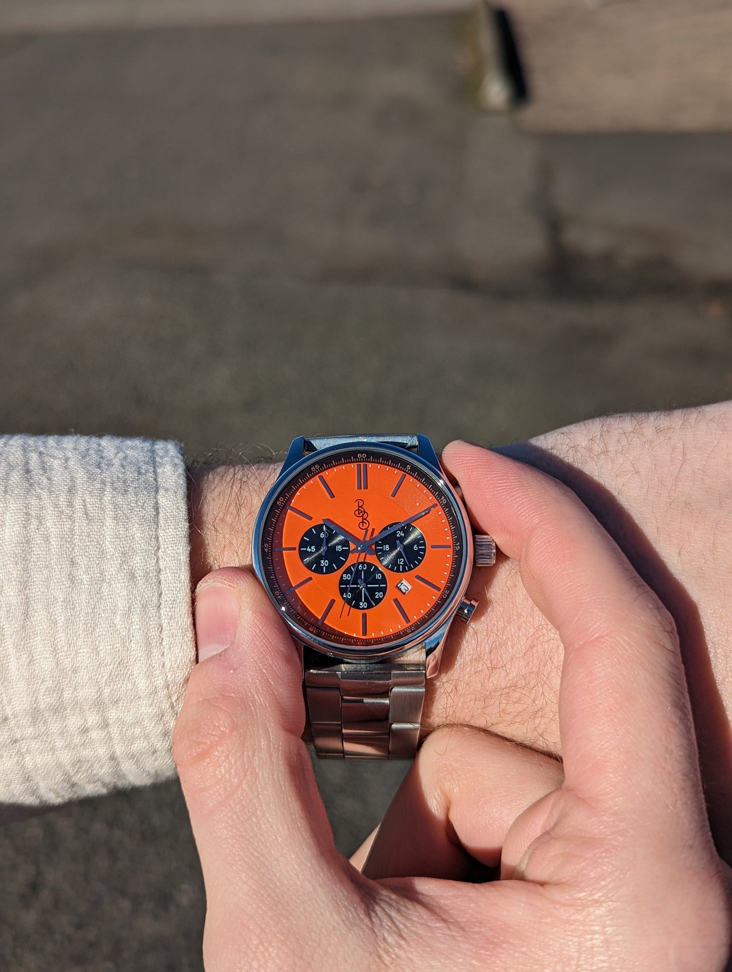 Pomarańczowy i czarny chronograf