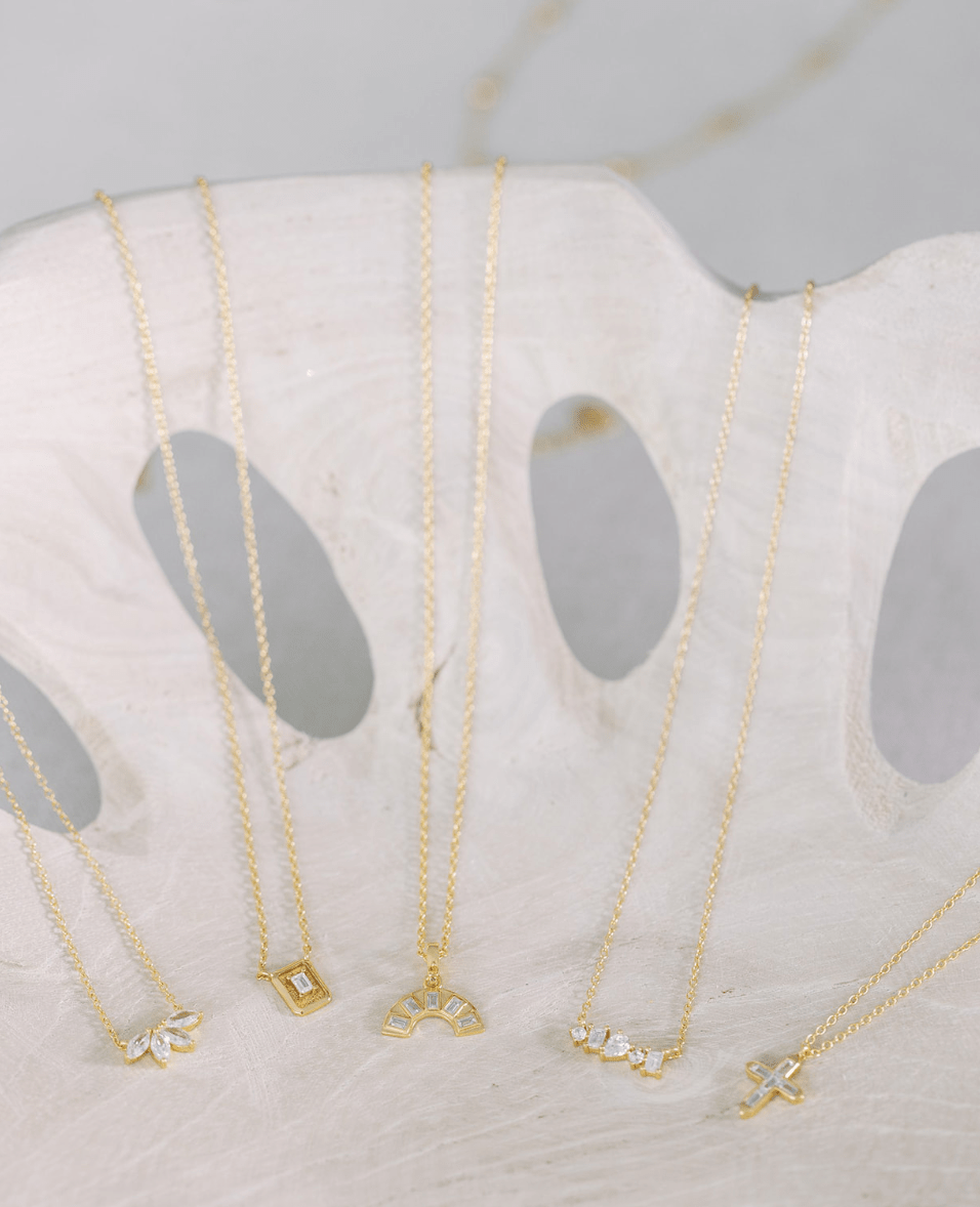 Halsband med guldkrystal och regnbåge