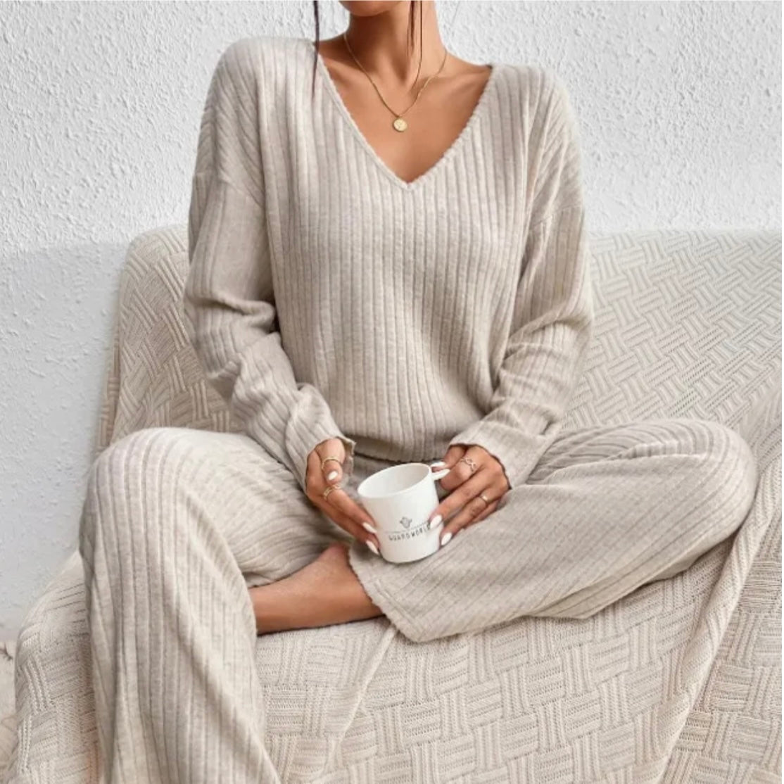 Two-Piece Womens Lounge Set in Soft Fabric – Modern Loungewear Set for Comfortable Relaxation and Versatile Outfits 1