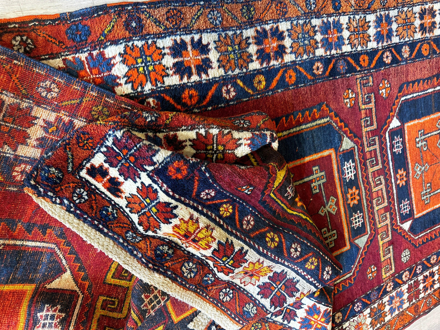 Couloir antique des années 1920 avec motifs géométriques kurdes-kazak 3’8” x 12’3”