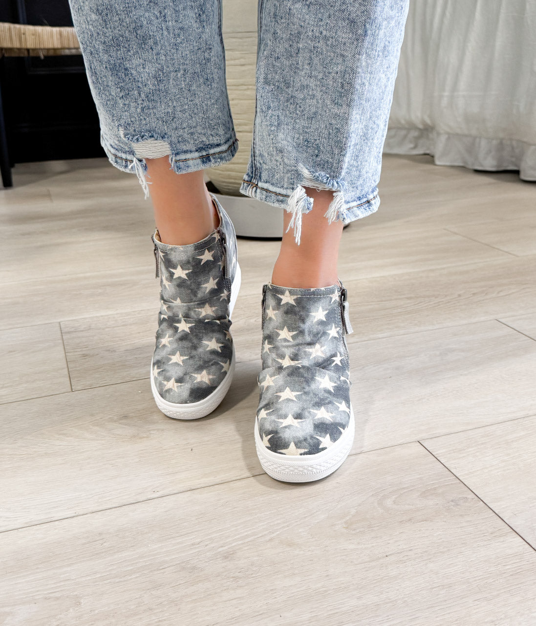 Koturny Ari w stylu sneakersów z denimu