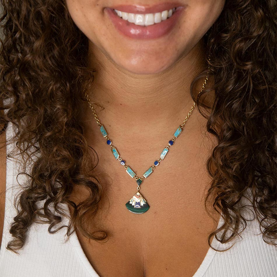 Collana dorata con intarsio colorato in stile Art Deco