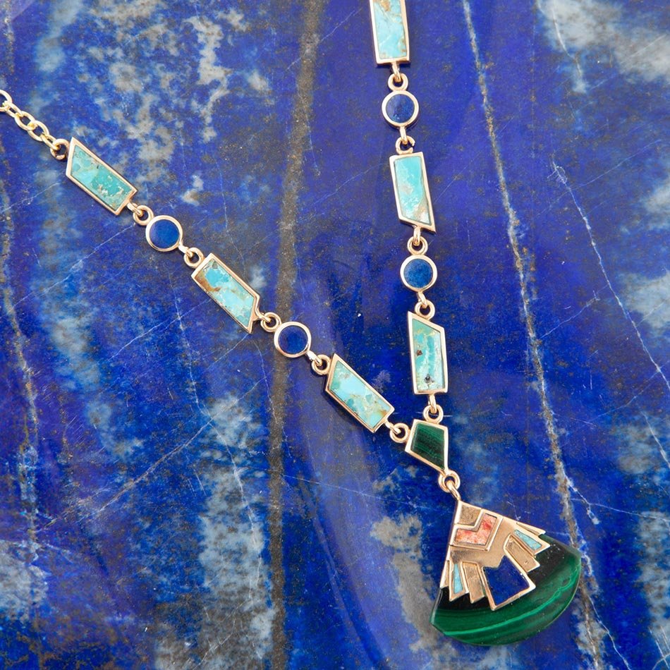 Collana dorata con intarsio colorato in stile Art Deco