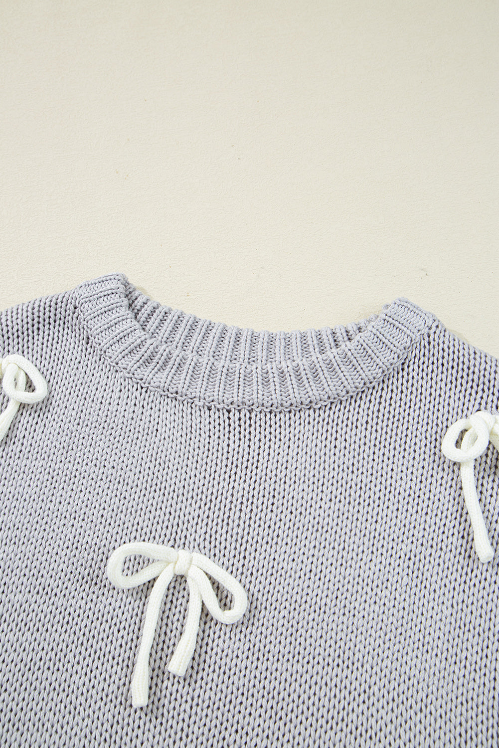 Sweter Sara z aplikacją i rękawami typu cap z kokardą