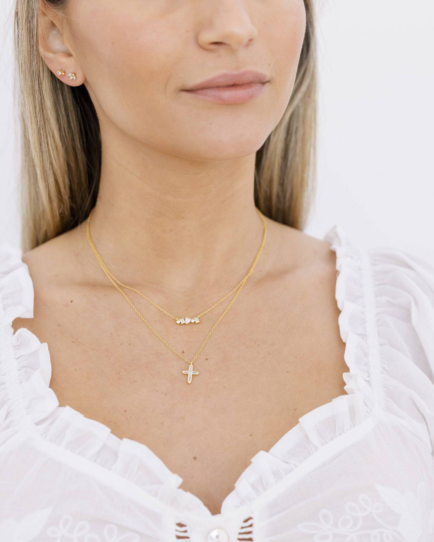 Halsband med kors i guld och kristall