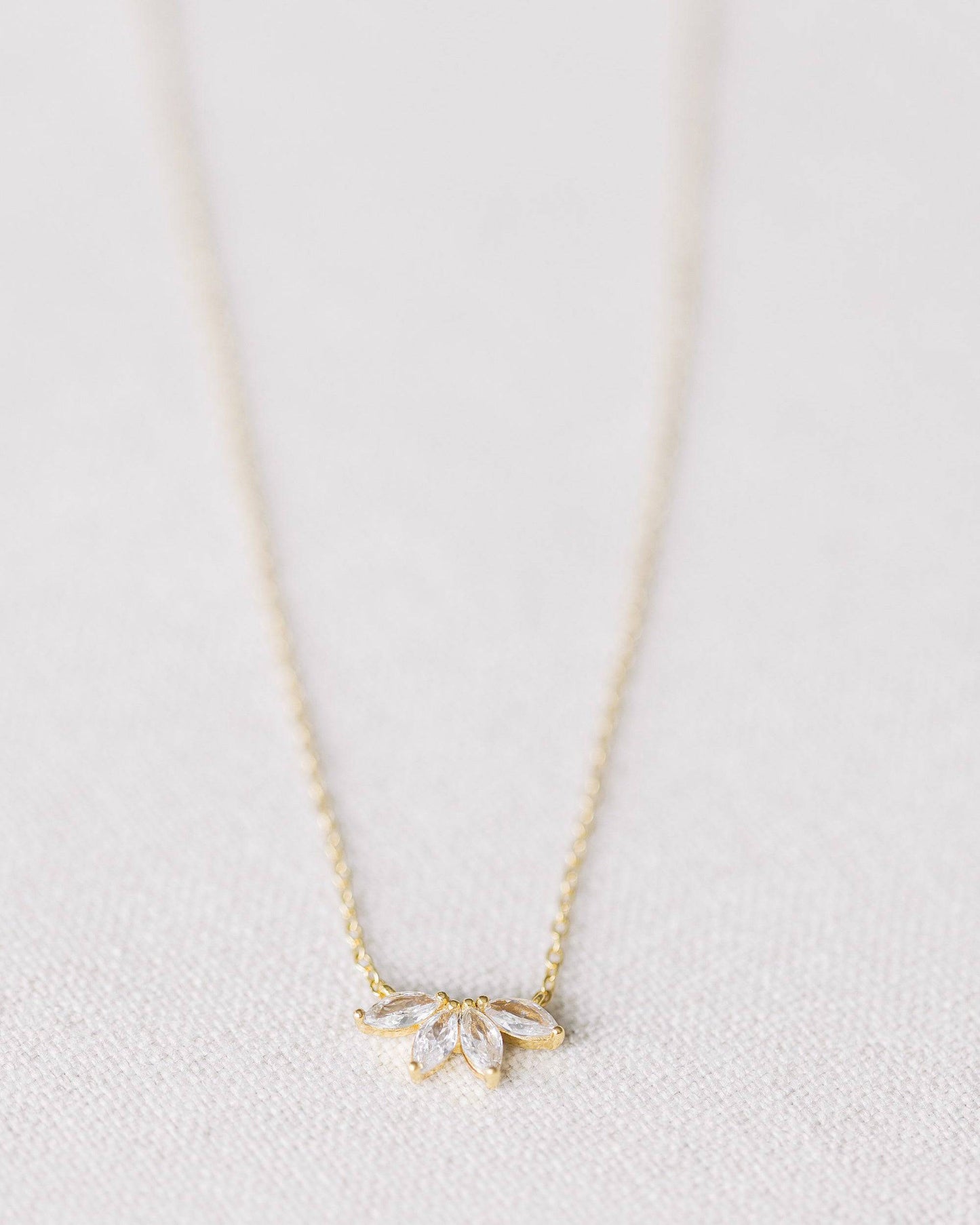 Halsband med guldkrystallblomma