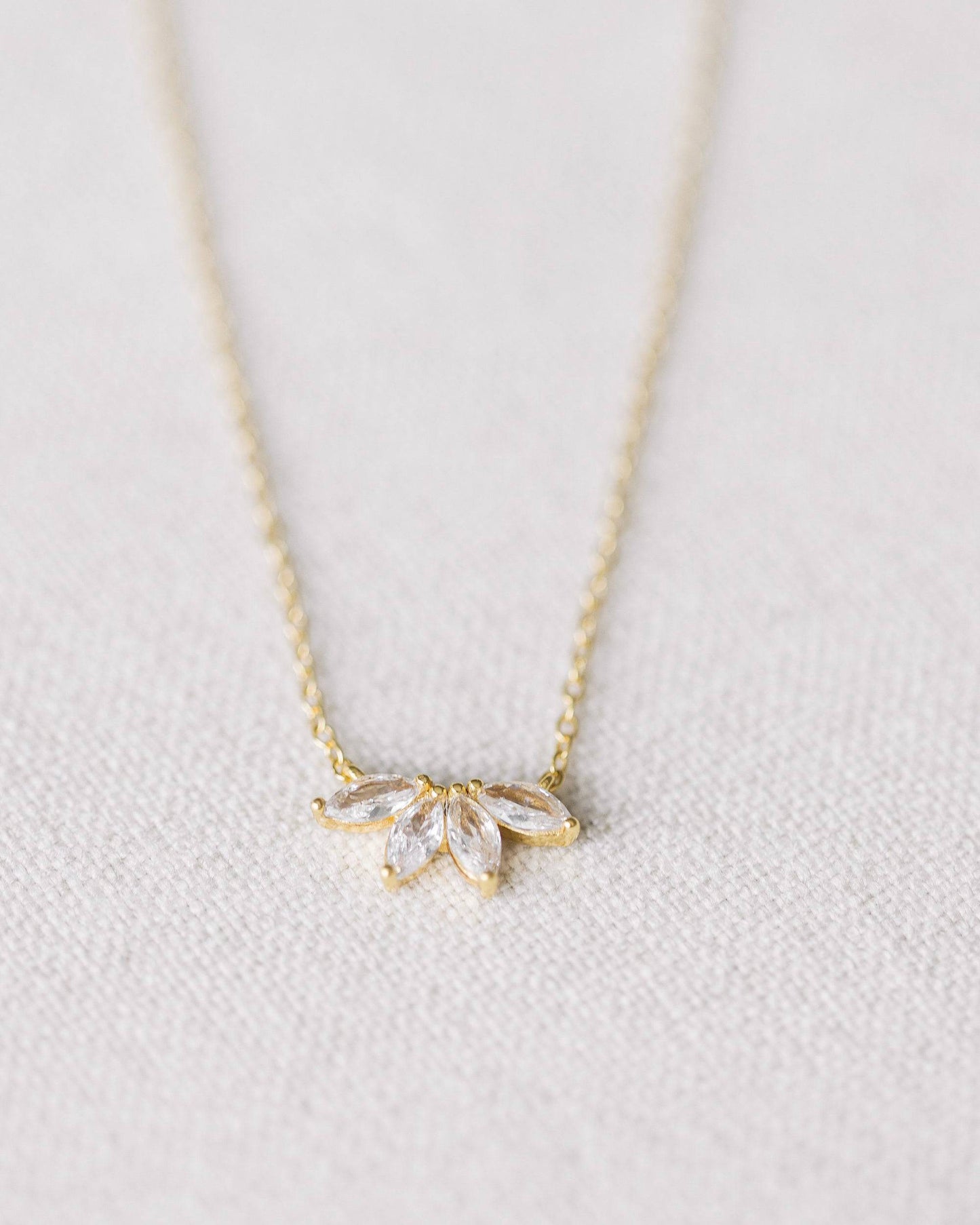 Halsband med guldkrystallblomma