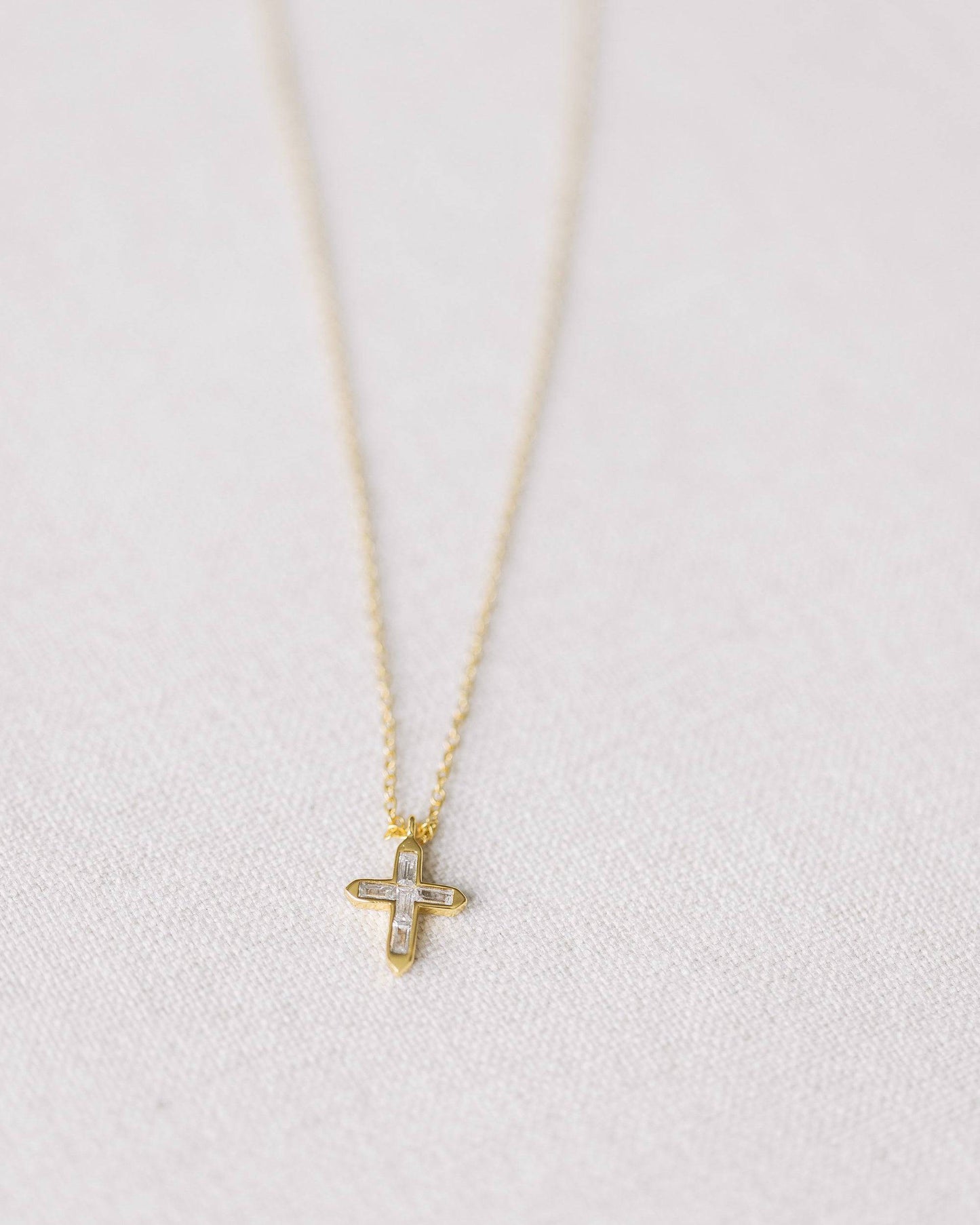 Halsband med kors i guld och kristall