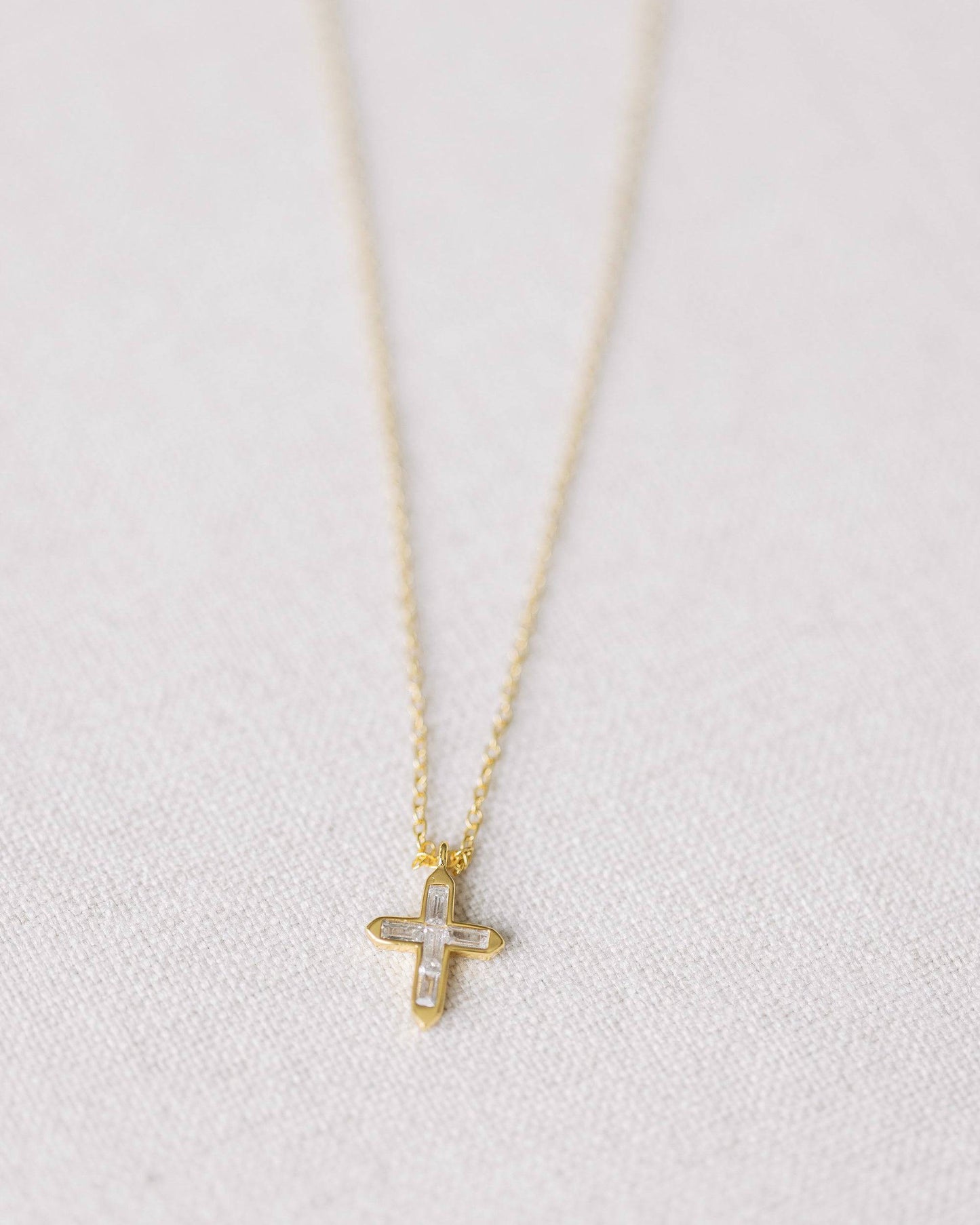 Halsband med kors i guld och kristall