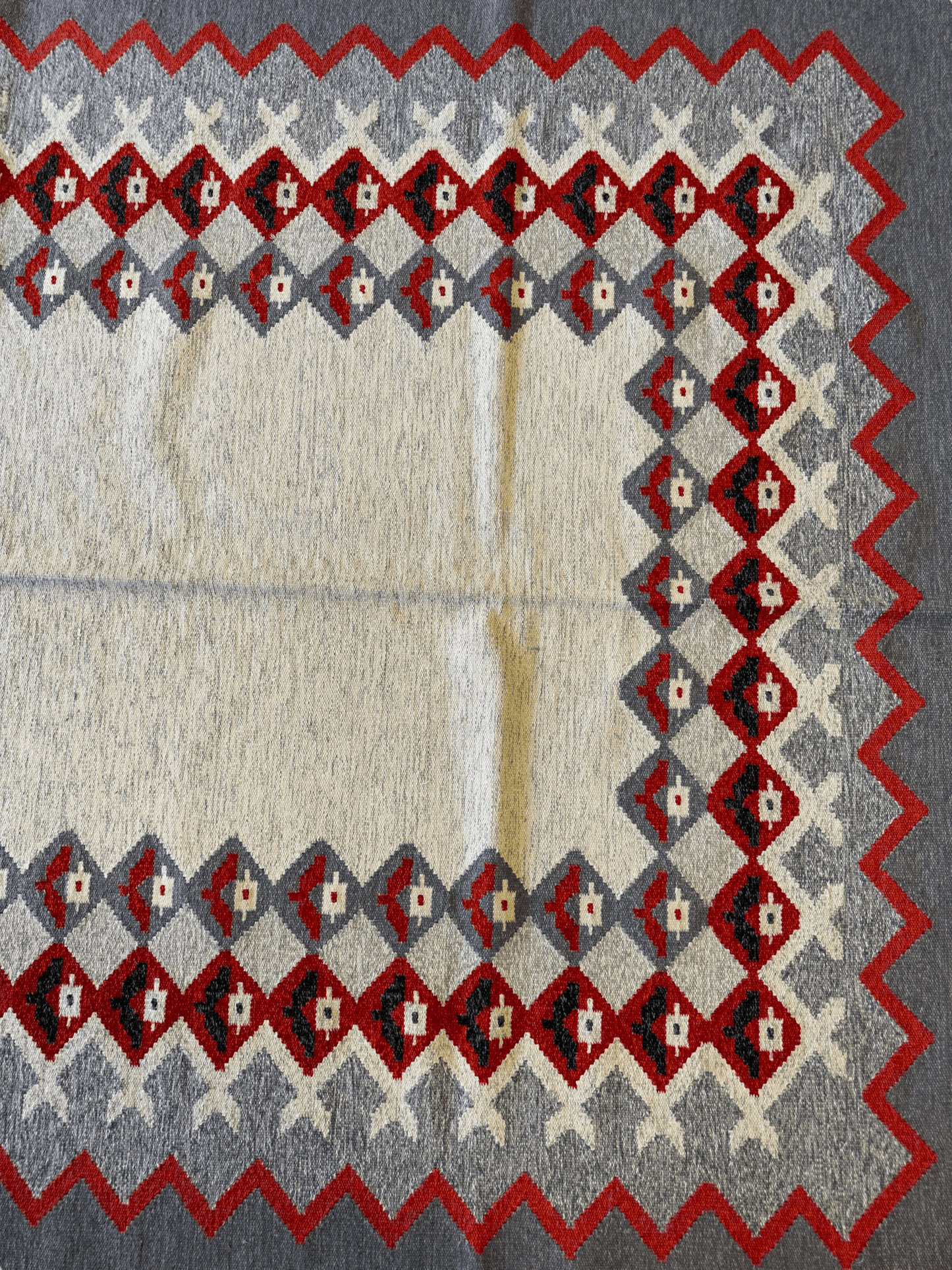 Tapis Kilim à motif de losanges d'Europe de l'Est 6’4” x 9’1”