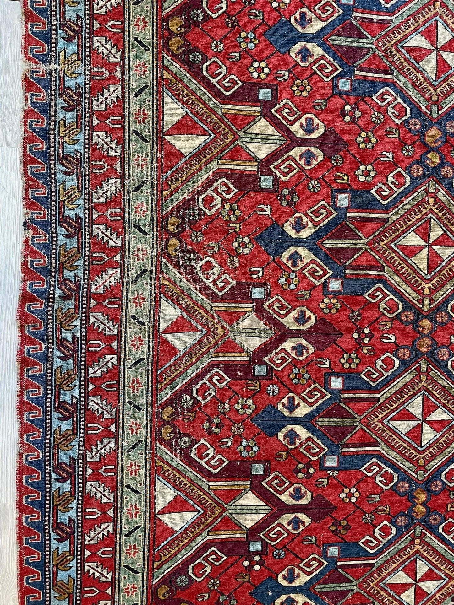 Tapis d'aire Soumak caucasien aux teintures naturelles anciennes fines 73''x91''