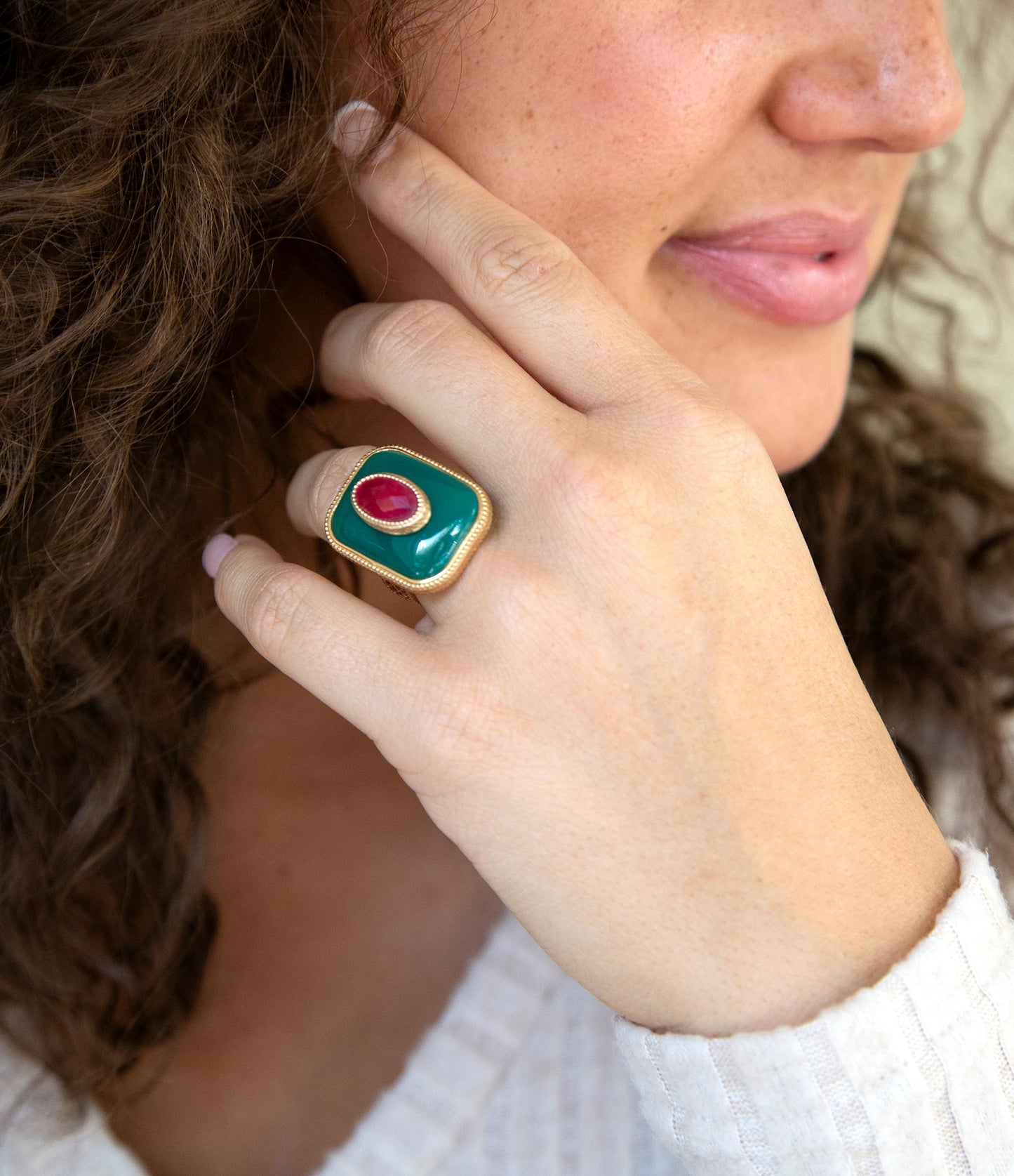 Anello a fascia dorato con pietra rossa impilata in onice verde