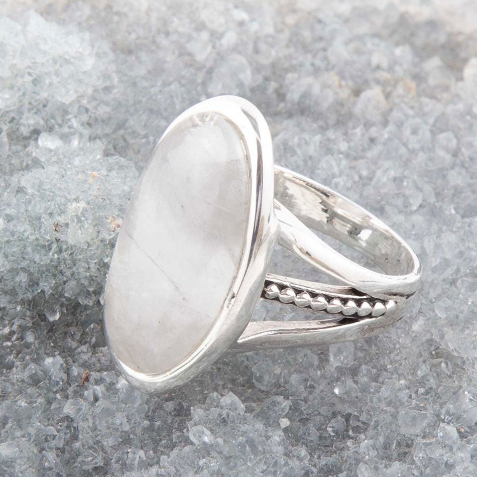Anello ovale in quarzo grigio e argento sterling