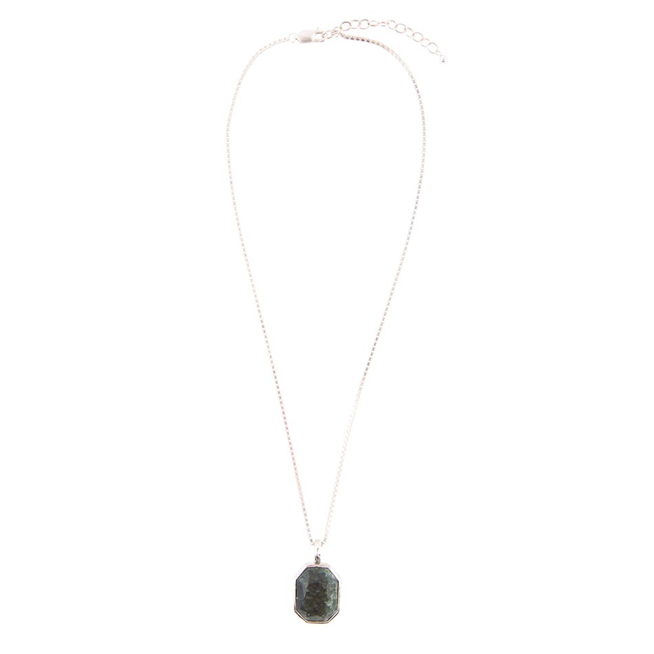 Collana con pendente in serafinite verde martellata e argento sterling