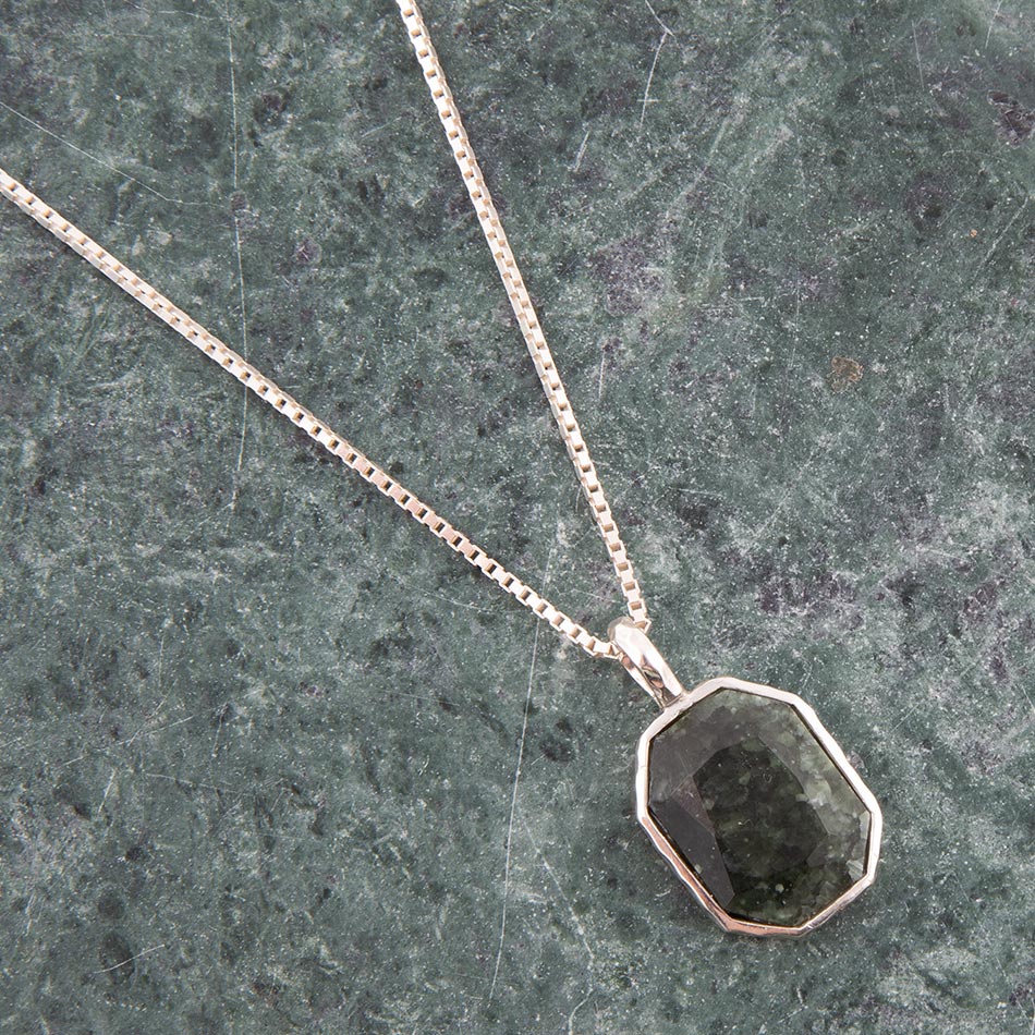 Collana con pendente in serafinite verde martellata e argento sterling