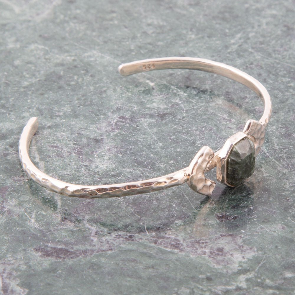 Bracciale a polsino in serafinite verde martellata e argento sterling