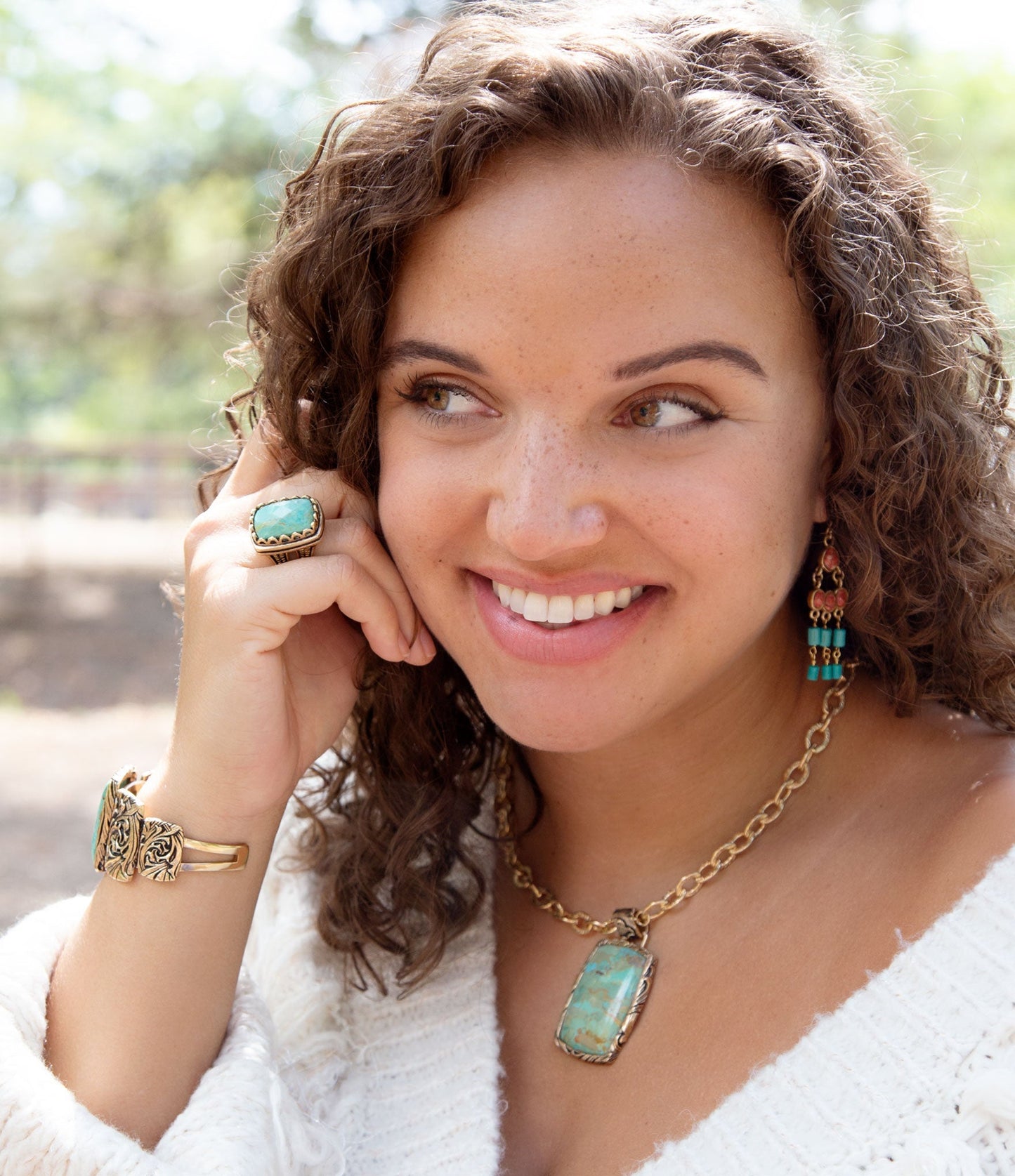 Collana con pendente jacquard blu turchese dorato