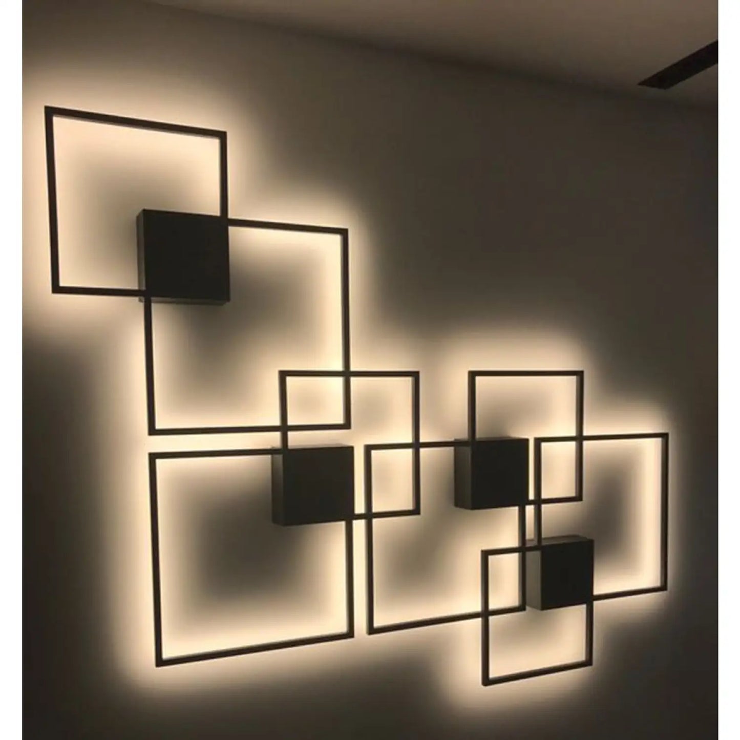 LED-vägglampa för sovrum med unik geometrisk väggkonst