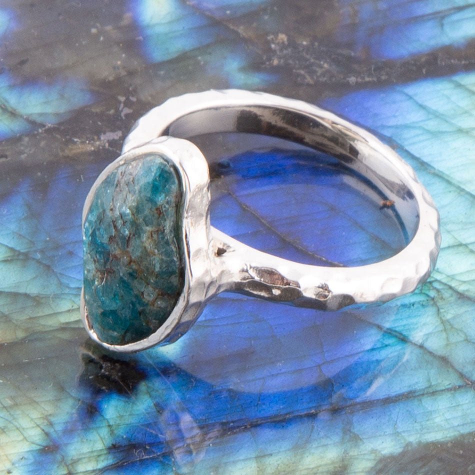 Anello martellato in argento sterling con apatite blu sfaccettata Luna