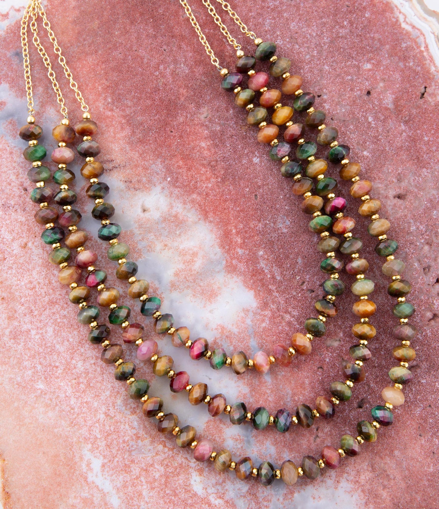 Collana dorata a triplo filo con occhio di tigre multicolore incastonato