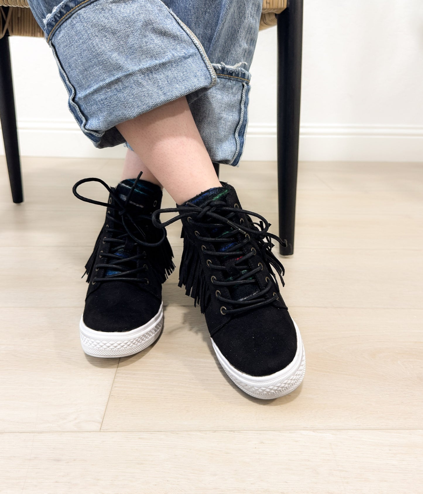 Sneakersy Nick Fringe na koturnie w kolorze czarnym