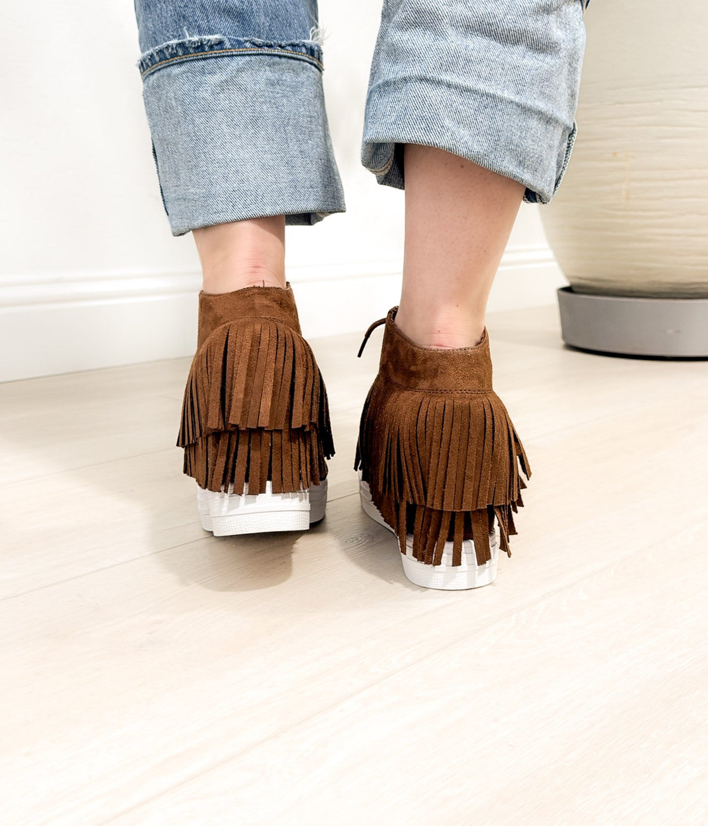 Sneakersy Nick Fringe na koturnie w kolorze brązowym